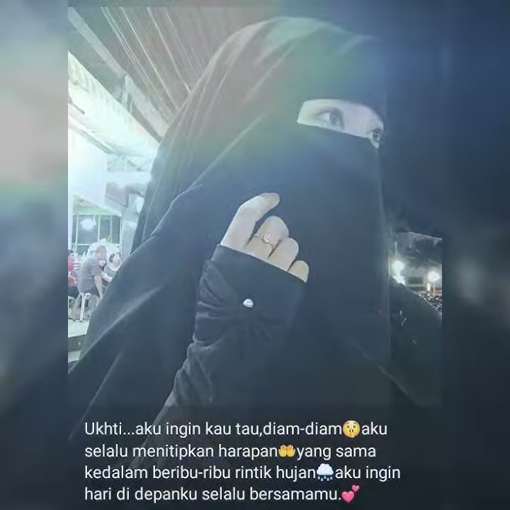 PENGAGUM WANITA BERCADAR