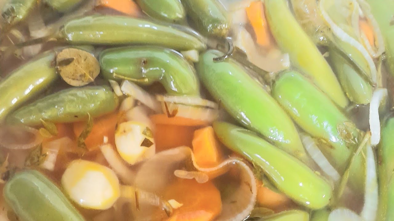 Zanahorias y chiles serranos en escabeche