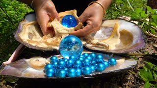 ??River bottom agate The girl found a giant clam by the water, containing pearls of gem beauty