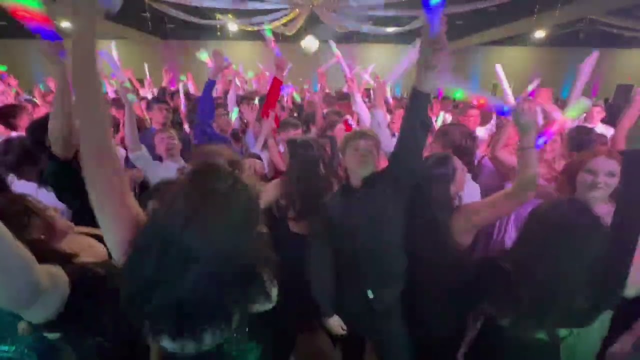 Большой выпускной бал в старшей школе — дневник выступлений диджеев