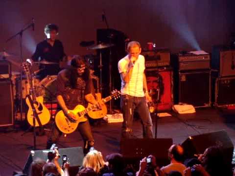 Cover of Guns & Roses' "It's So Easy" w/ Corey Taylor (Slipknot) & Slash. Performed at the Justice Tour at the Music Box in Los Angeles on March, 28, 2009.