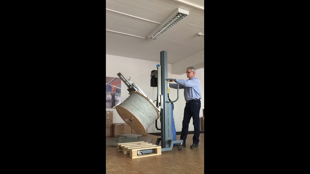 batteriebetriebene mobile Hebehilfe ezzLIFTmaster für Kabeltrommeln | Best Handling Technology
