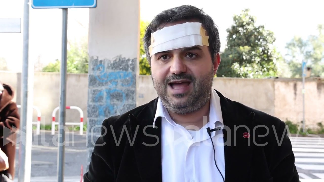 Napoli, Professore aggredito: 