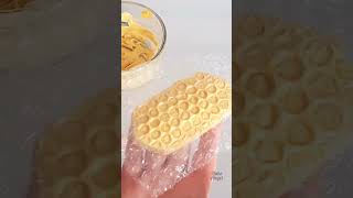 How to - Honeycomb Royal Icing Sugar Cookies Part One | #cookiedecorating