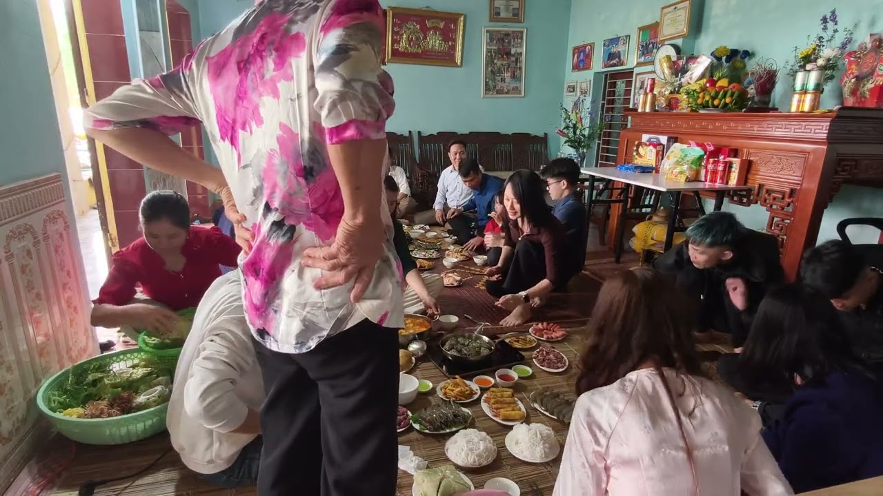 Ngân về ăn tết ông bà Nội