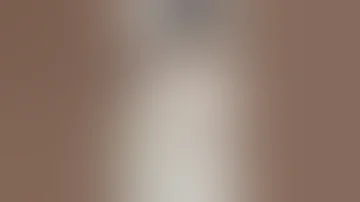 بنات يشلحون ملابس 