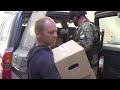Незважаючи на постійні обстріли поліцейські доставляють гуманітарну допомогу мешканцям м. Лисичанськ