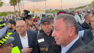 طلال يرحب بالخطيب رئيس الأهلي المصري في مطار محمد الخامس ويقدم له باقة ورد