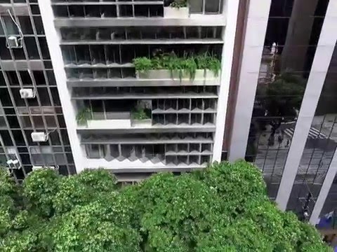 Video: Das Apartment wurde von Triptique zu einem stilvollen Loft umgebaut