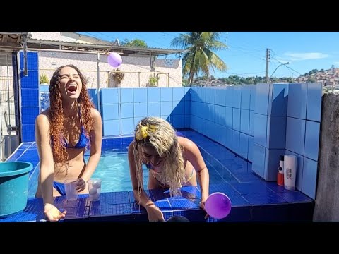 Brincadeiras na piscina com OVO e colocando amora para nadar! #diversion #brasil #pernambucanas