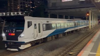 E257系2000番台オオNA-02編成が特急湘南23号小田原行きとして新川崎駅の貨物線側を通過するシーン(3093M)2025.4.16.19:55