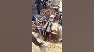 The process of making adobe bricks - good tools can improve the efficiency of doing things