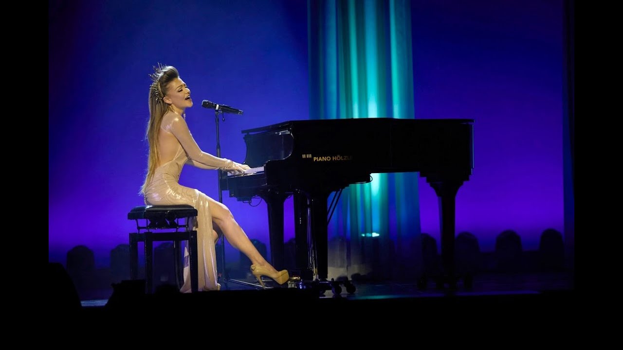 - AUTUMN MELODY THOMAS - Skyfall on Piano Vocals - at Friedrichsbau Variete -