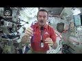 Chris hadfield se brosse les dents dans lespace