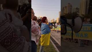 Мать Наташи Королевой на митинге в Майами поддерживает Украину