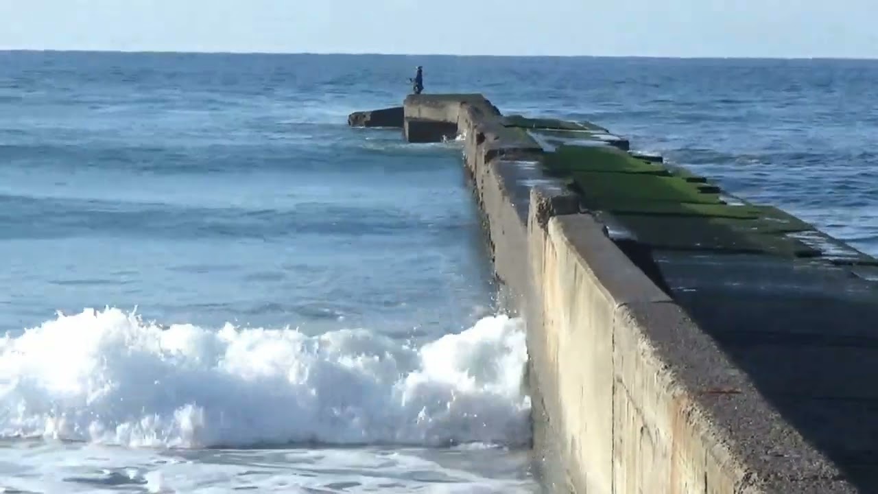 今朝の遠州灘の状況　馬込川河口の五島海岸