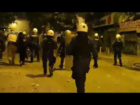 newsbomb.gr: Ένταση στα Εξάρχεια – Πετροπόλεμος και φωτιές σε κάδους
