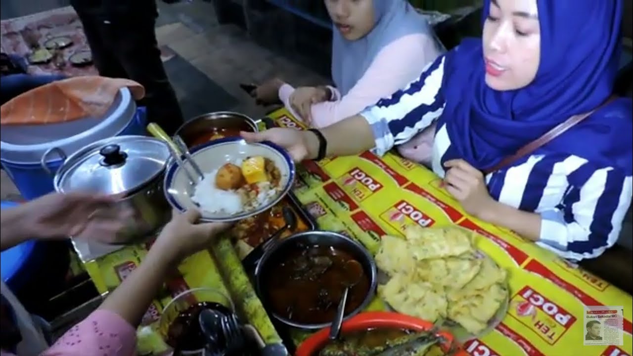 DI TENGAH KOTA TEGAL, ADA WARUNG JUALANYA DI TROTOAR, RASANYA BOLEH DIADU.