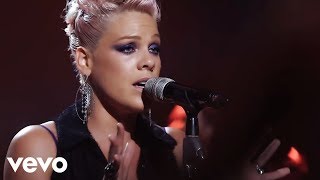 P!Nk - Blow Me (One Last Kiss) (The Truth About Love - Live From Los Angeles)