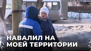 Мужчина навалил на чужую территорию. Война соседей из-за снега