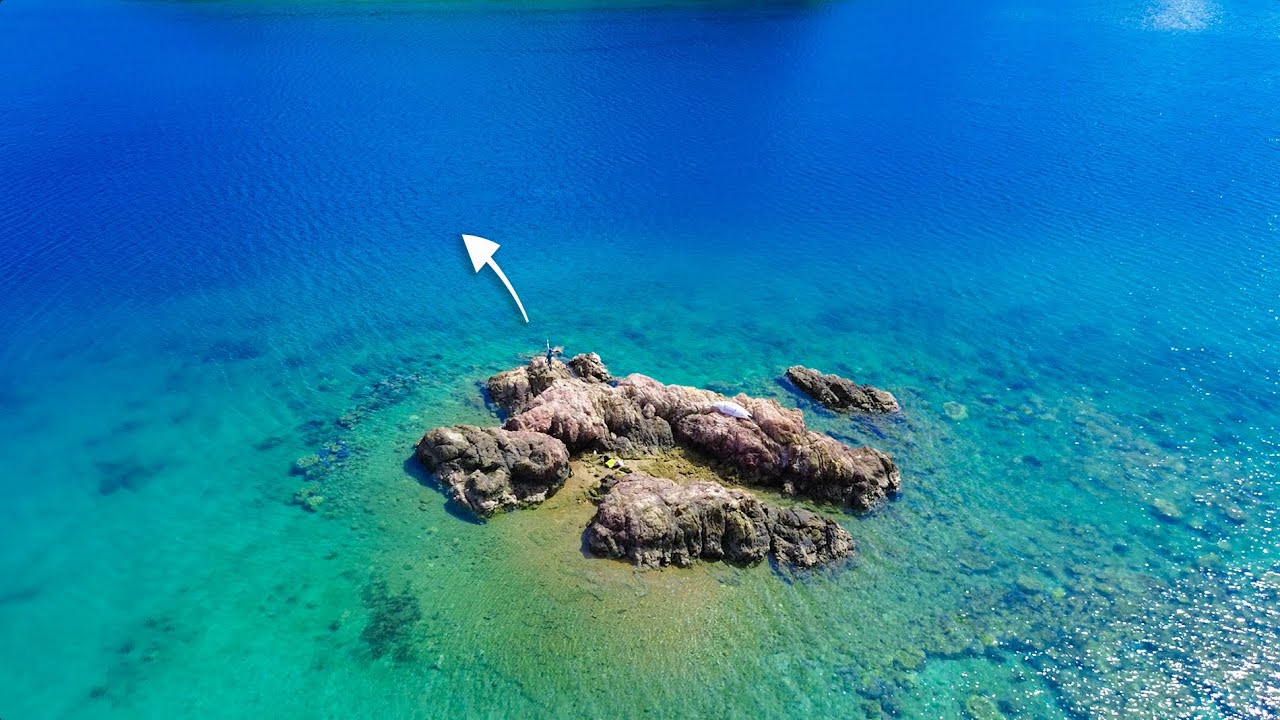 小さな岩の島に渡って、釣りとキャンプをして過ごす。