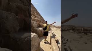 Поднимаемся на пирамиду Хеопса в Каире, Египет
