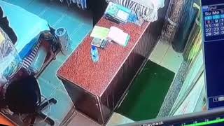 امرأه بــ عامل المغسله