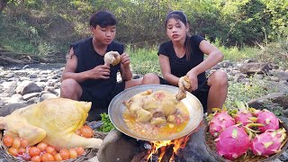 Big chicken and egg soup for dinner, dragon fruit for snack - Survival cooking in forest