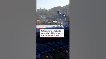 Warga Palestina merayakan pembebasan hampir 2.000 tahanan