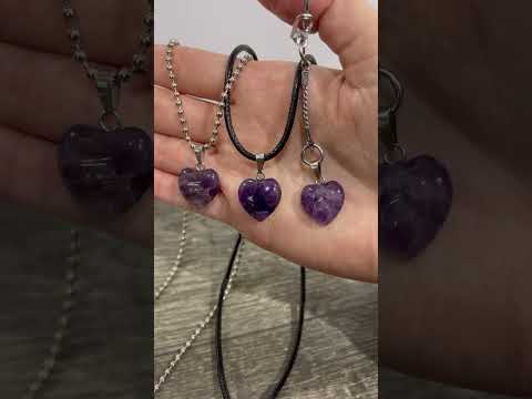 Кулон з натуральним каменем Аметист у формі сердечка в подарунковій коробочці, видео 1