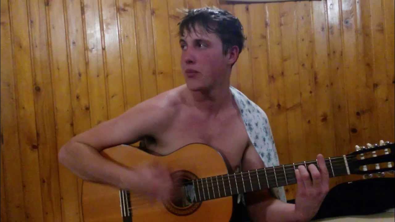 Песня я седой я совсем молодой. Парнишка седой на гитаре. Я парнишка седой под гитару. Милые зелёные глаза на гитаре.