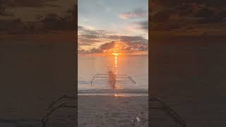 Matahari terbenam di kepulauan Sulawesi Tengah yang menunjukkan