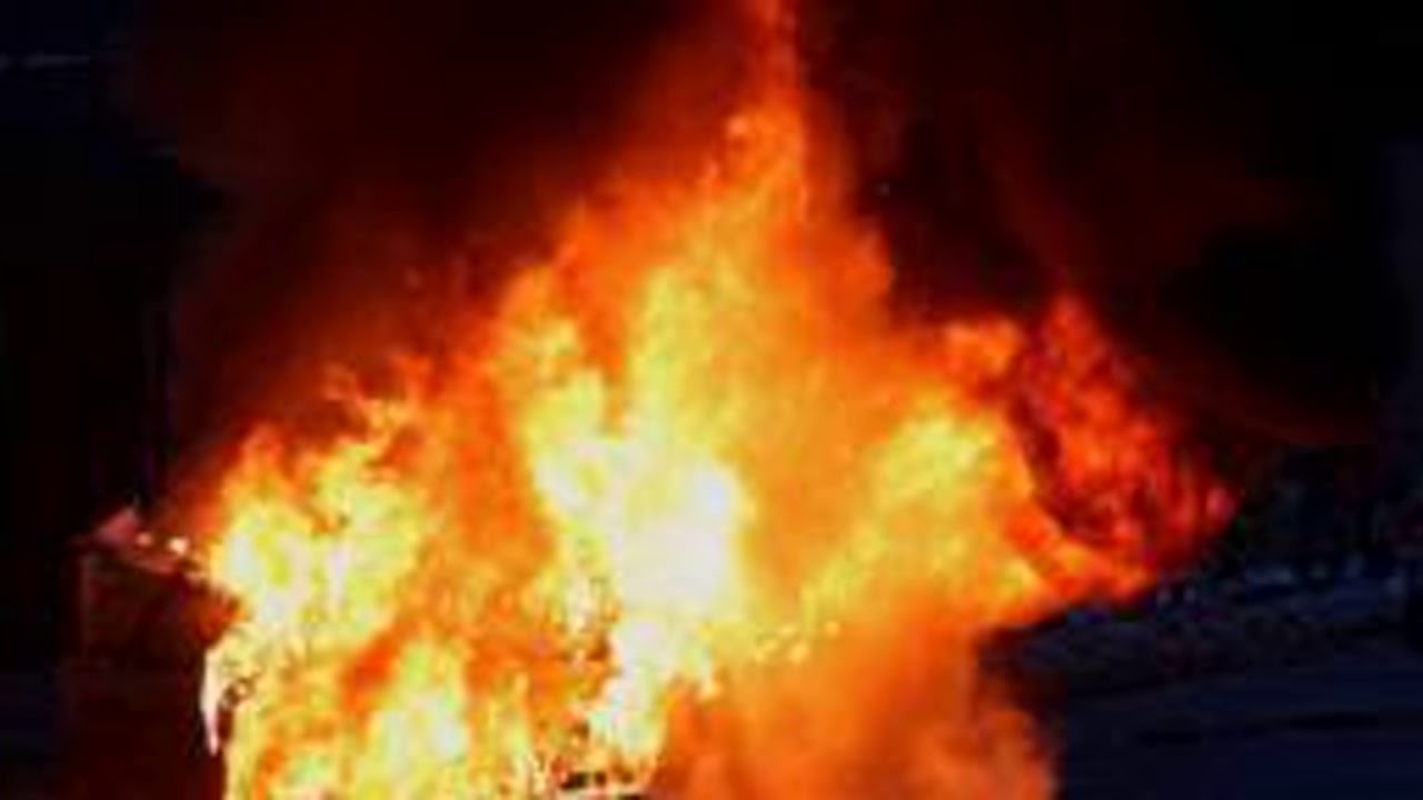 сгоревший дом. огонь пожар. горящая троя. горящий сарай. дом горит.