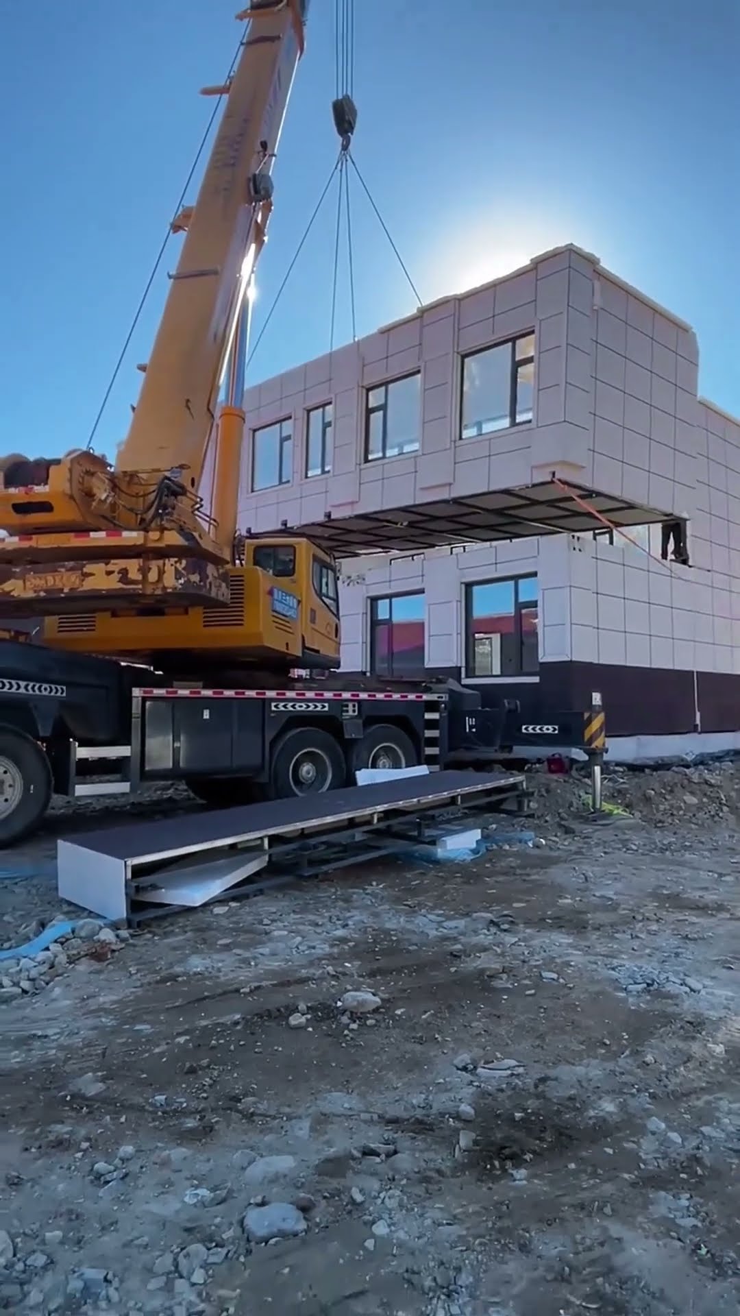 Two storey integrated house lifting process- Good tools and machinery make work easy