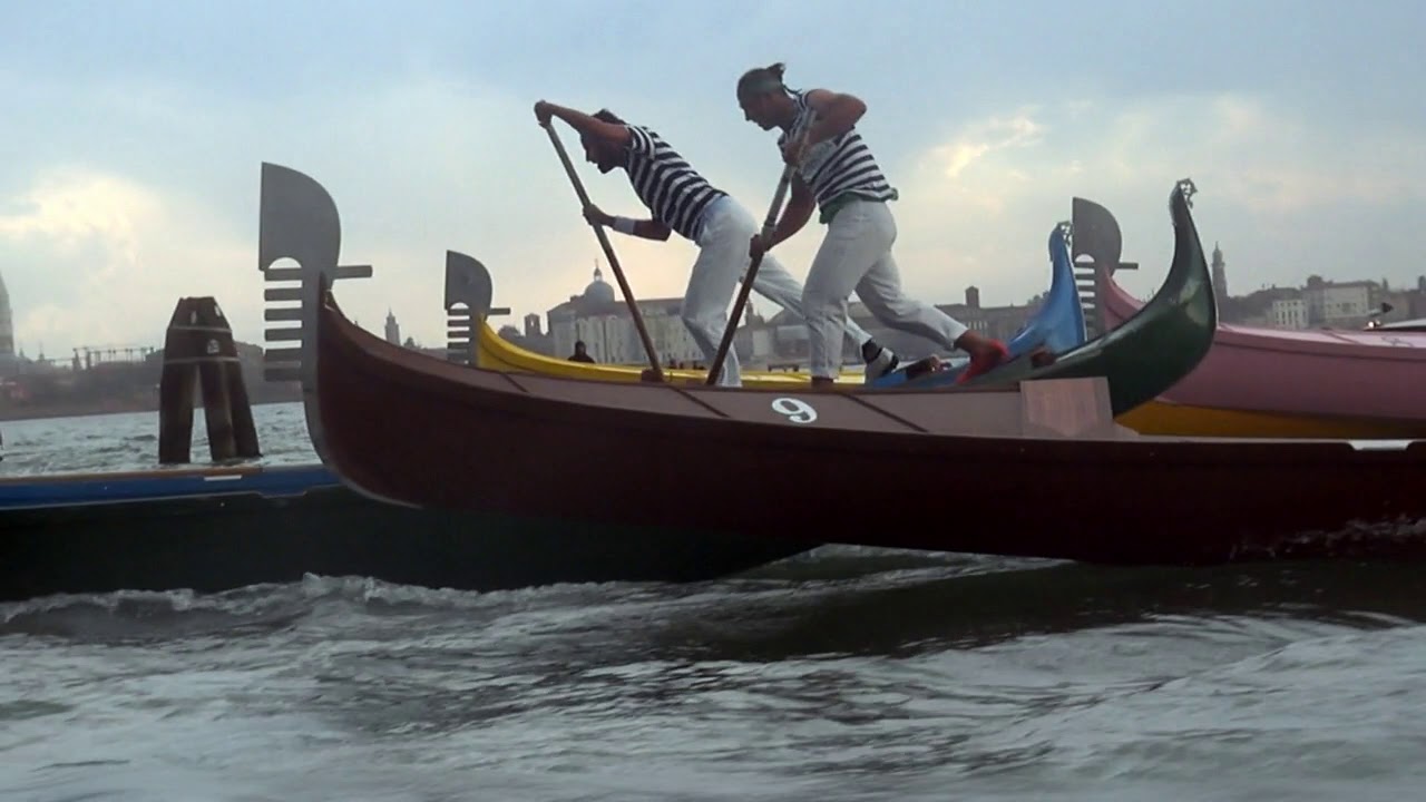 2019 07 07 Murano Uomini su Gondole a un remo