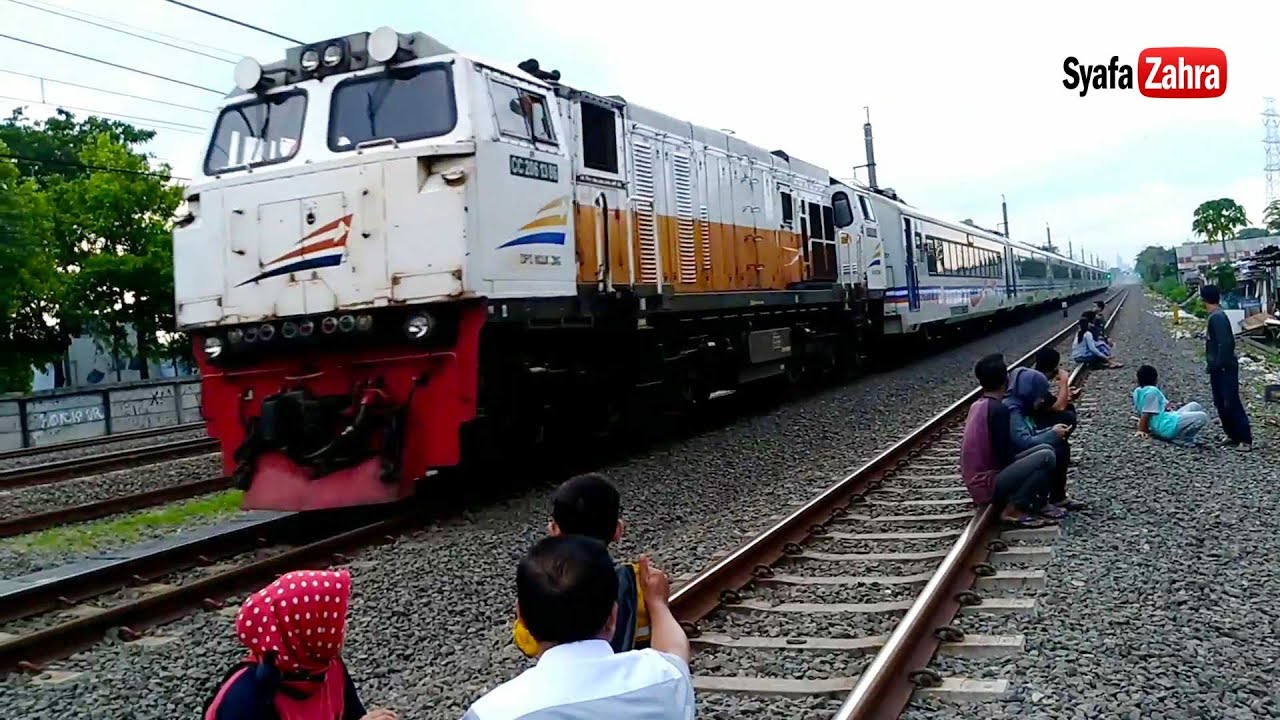 🔴 KERETA API SUPER NGEBUT lihat dari DEKAT - YouTube
