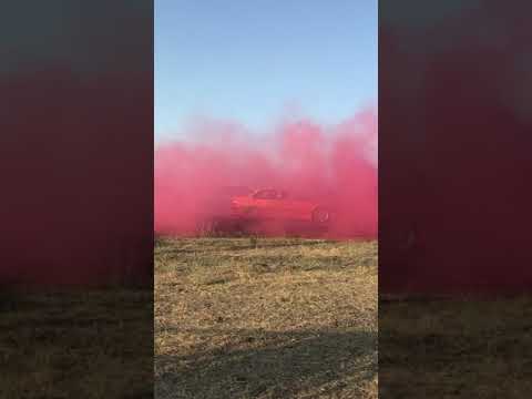 Red smoke, orange BMW, blue engine - Смотреть видео с Ютуба без ограничений