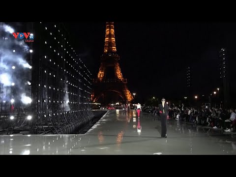 Video: Nó Như Thế Nào: Buổi Biểu Diễn đêm Hoành Tráng Của Saint Laurent Dưới Tháp Eiffel