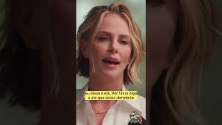 Charlize Theron conta sobre o dia que sua mãe matou seu pai em legítima defesa.
