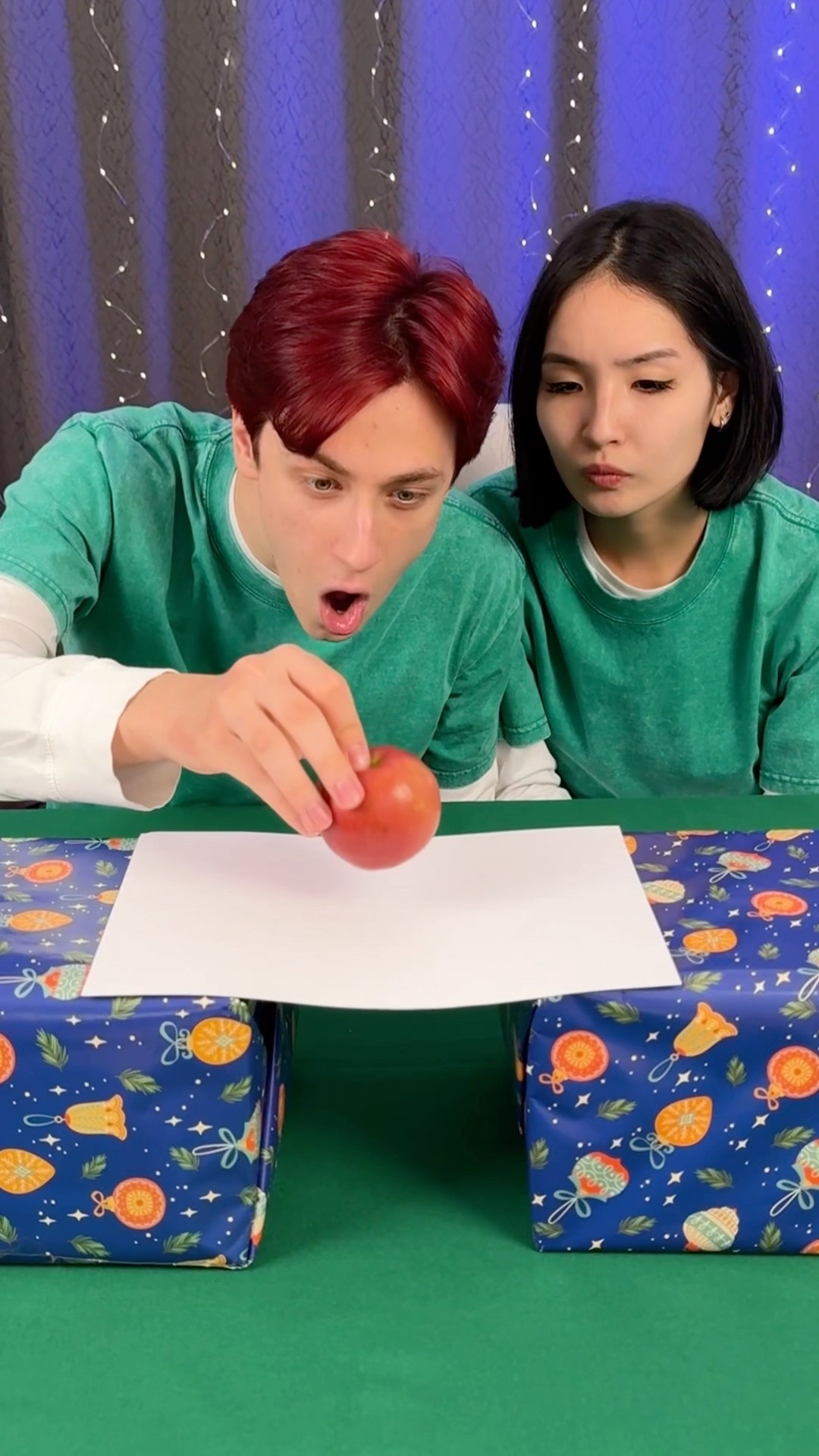 How to hold the apple on the paper ?✅ @karina-kola