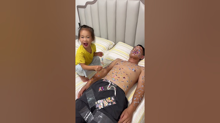 爸爸带娃不靠谱，只要孩子不打扰他睡觉 做什么都行😂 #搞笑萌娃日常