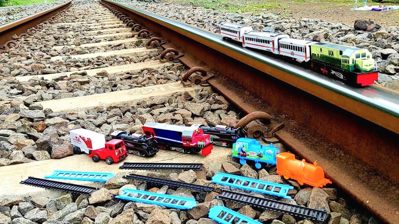 Drama Kereta Api Tabrakan Lalu Anjlok, Menemukan Thomas Railking, Gerbong, Cc206 Vintage, Perumka