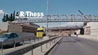 Η στιγμή που γερανοφόρο προσκρούει στη γέφυρα Πανοράματος.