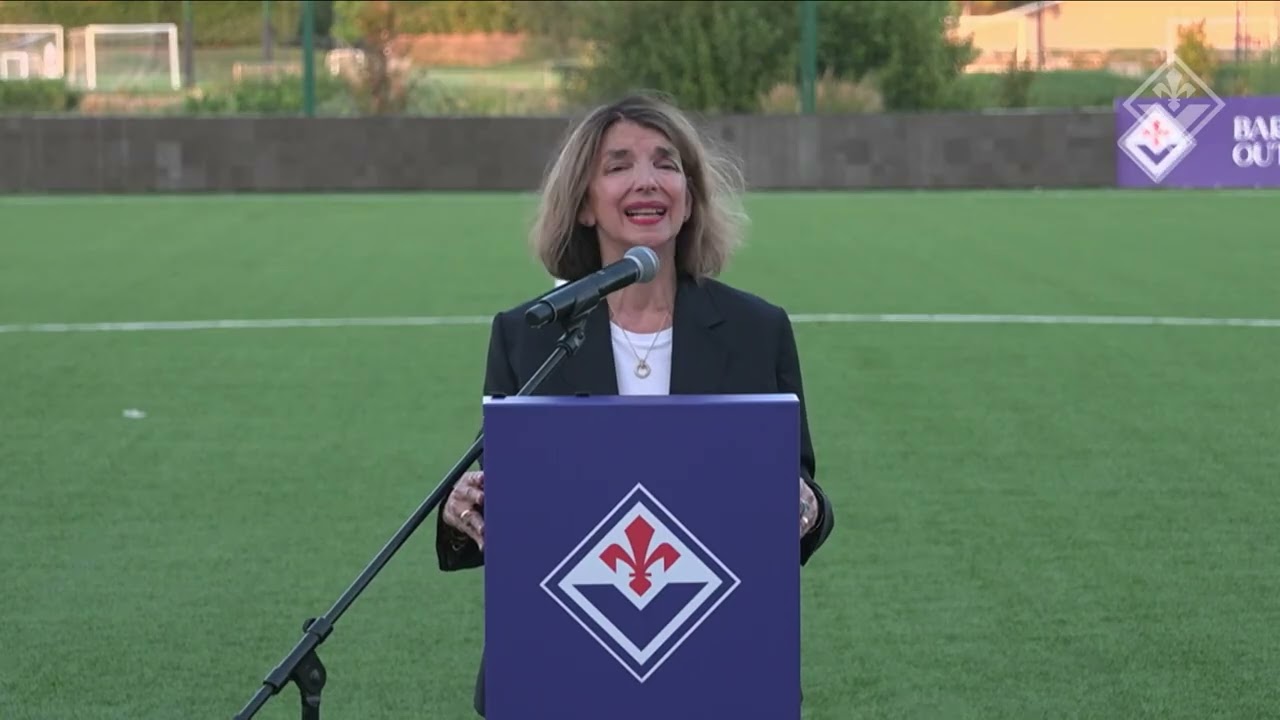 Catherine Commisso habla en la fiesta del sector juvenil
