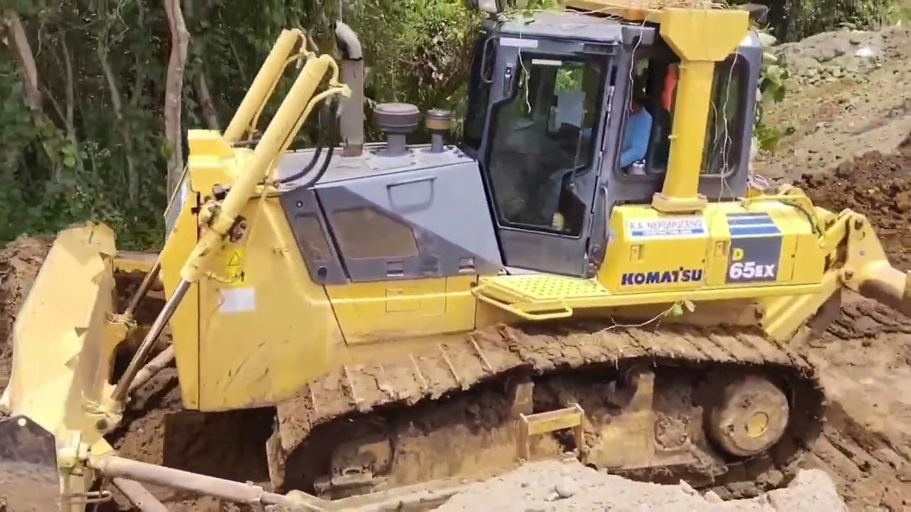 Bulldozer kumatsu D65ex clearing 