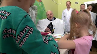 Лукашенко: Какой он молодец! Уже умеет фотографироваться! // Больница. Чечерск