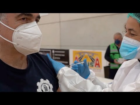 Cartagena vacuna a 850 policías y bomberos contra la covid
