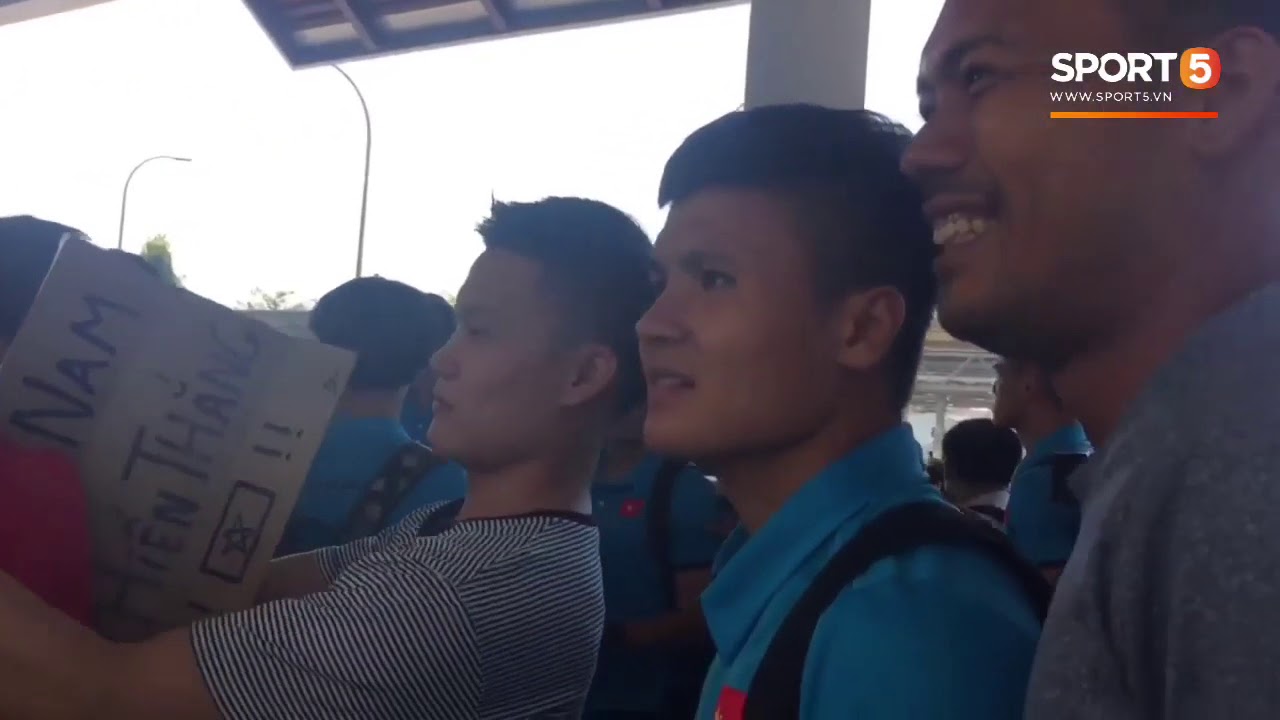 Tuyển Việt Nam được fan vây kín khi vừa hạ cánh xuống Viên Chăn Lào