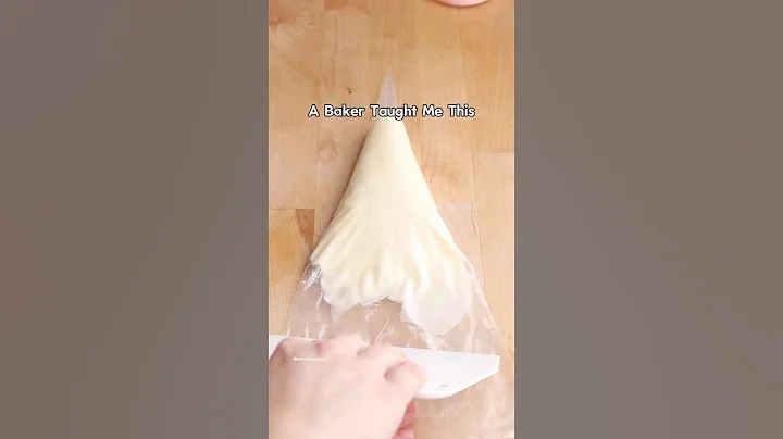 How to easily tie a pastry bag 🙌🏼 🎂 #bakingtips #bakinghacks #cakehacks thumbnail