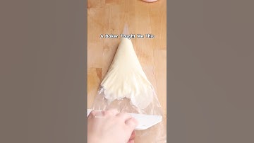 How to easily tie a pastry bag 🙌🏼 🎂 #bakingtips #bakinghacks #cakehacks